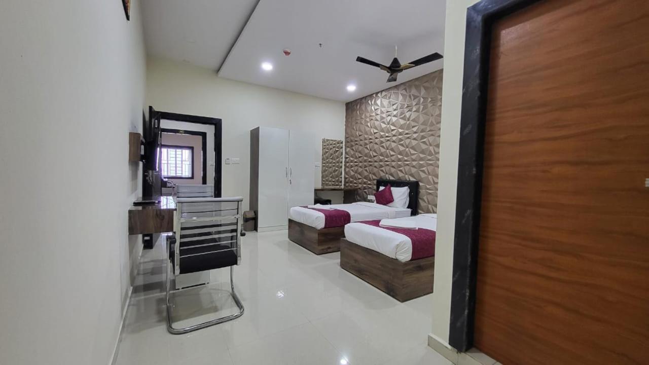 Hotel Vaishnavi Grand Miriālgūda Екстериор снимка