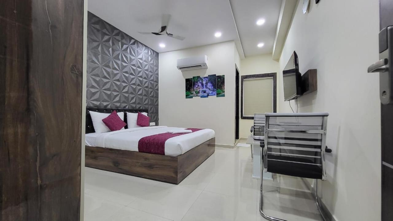 Hotel Vaishnavi Grand Miriālgūda Екстериор снимка